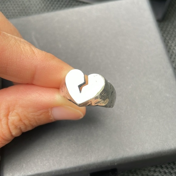 *NEW* Broken Heart Signet Ring UNISEX - size 6.5 - Picture 5 of 8